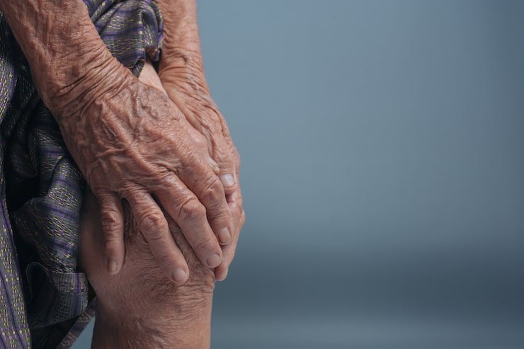 elderly women with pain 1150 12499